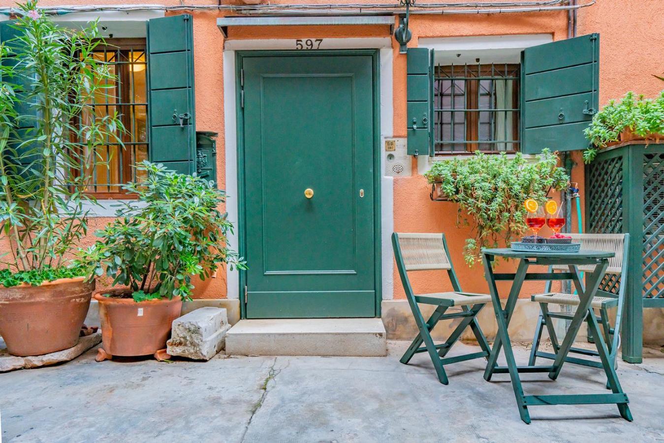 Apartamento Lo Squero 1 The Secret Courtyard In Dorsoduro Venecia Habitación foto