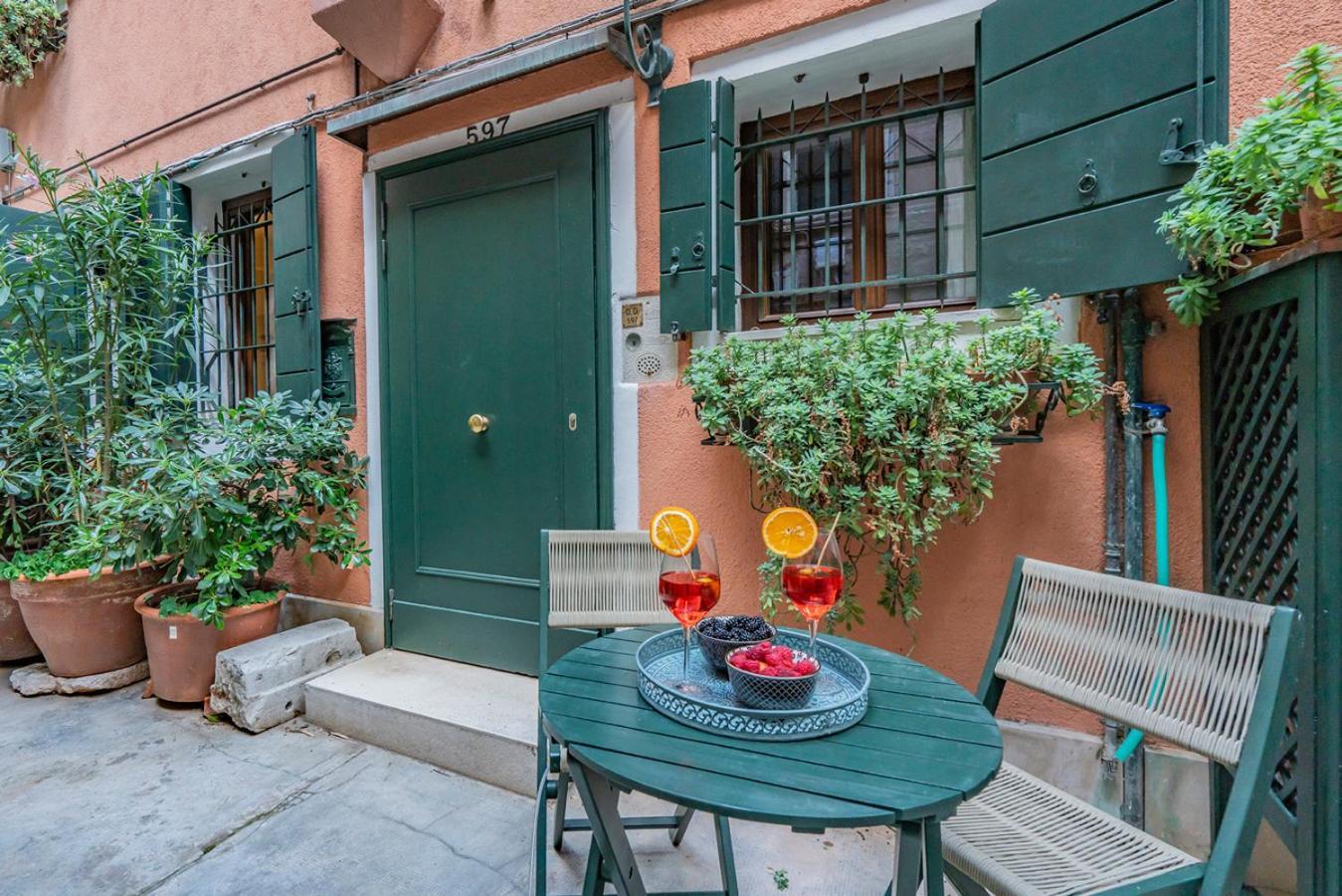 Apartamento Lo Squero 1 The Secret Courtyard In Dorsoduro Venecia Habitación foto