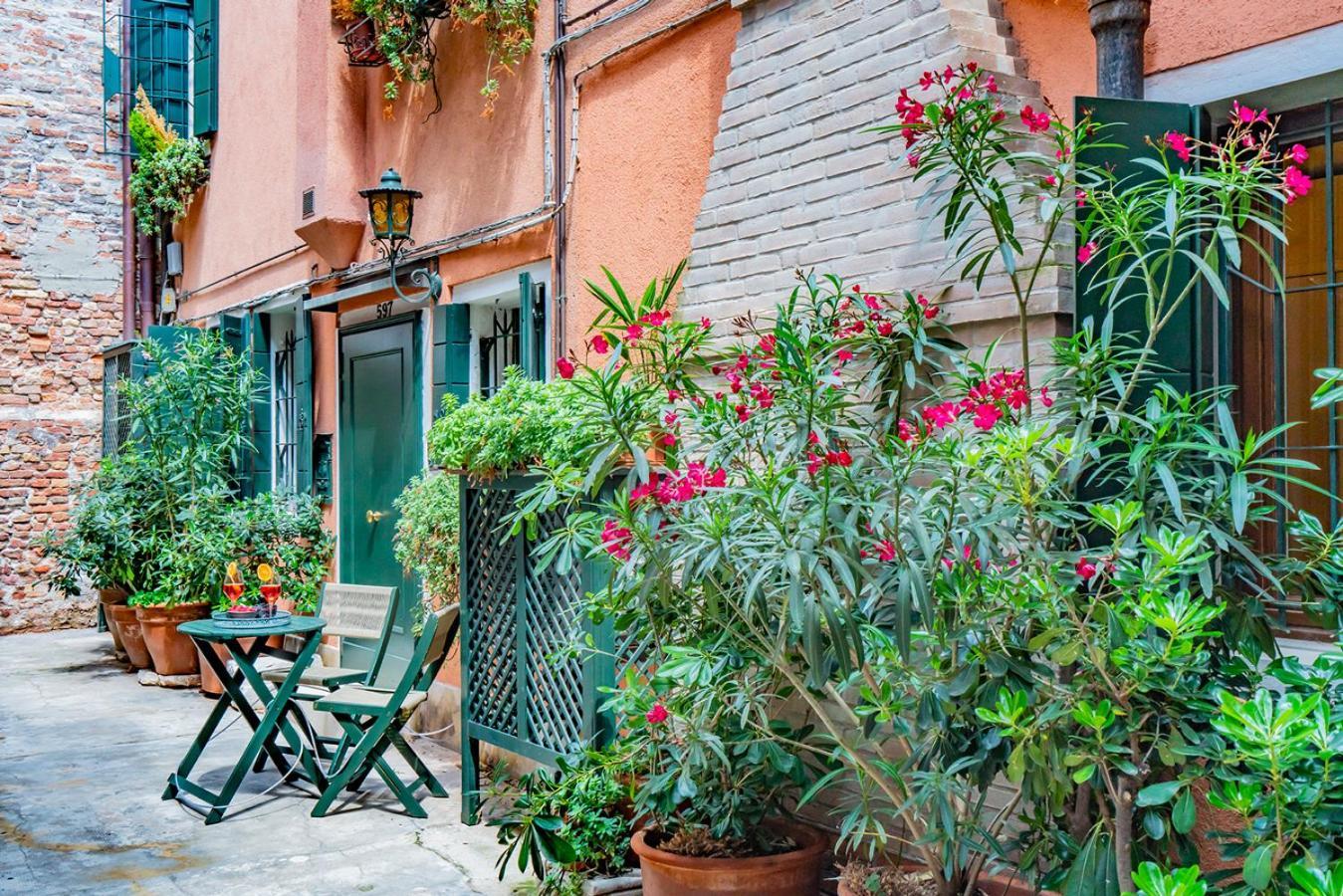 Apartamento Lo Squero 1 The Secret Courtyard In Dorsoduro Venecia Habitación foto